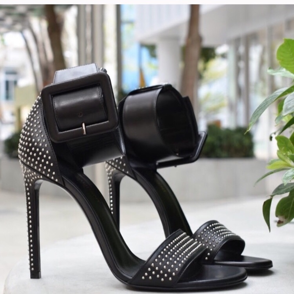 YSL sandal size 38 one stone missing